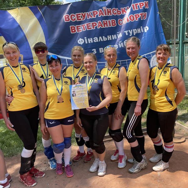 Ветераны волейбола из Каменского стали бронзовыми призерами всеукраинских соревнований