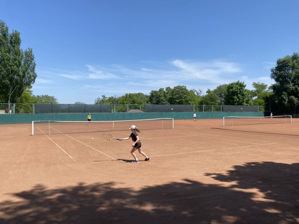 В Каменском соревновались юные теннисисты