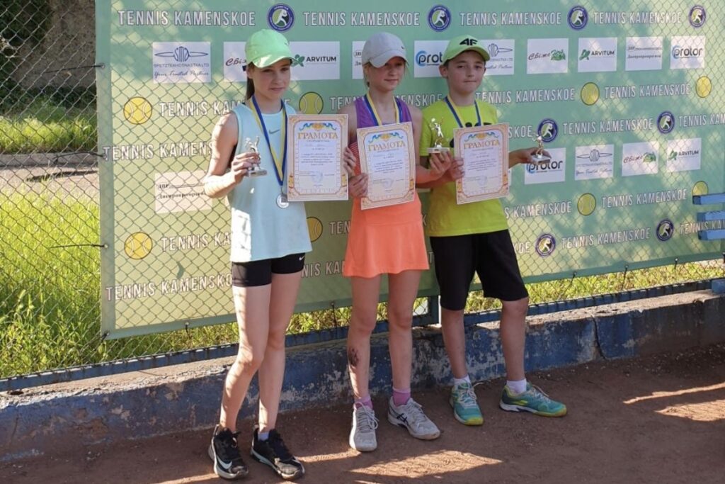 В Каменском соревновались юные теннисисты