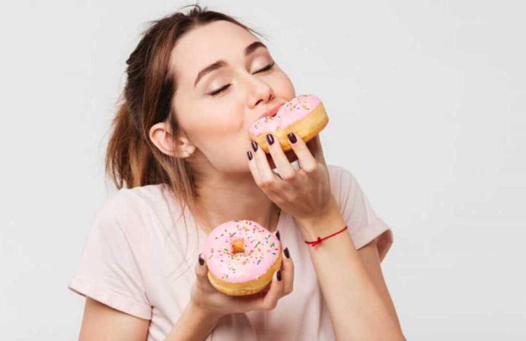 Дієтологи розповіли, як насолоджуватися солодощами без зайвих кілограмів