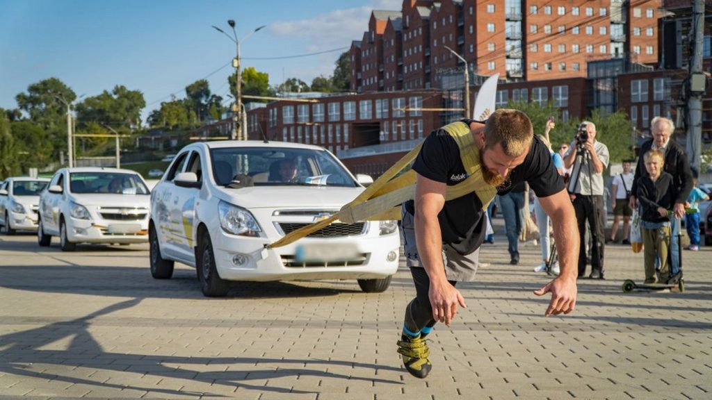 Дніпрянин Дмитро Грунський встановив світовий рекорд, протягнувши зубами шість автівок