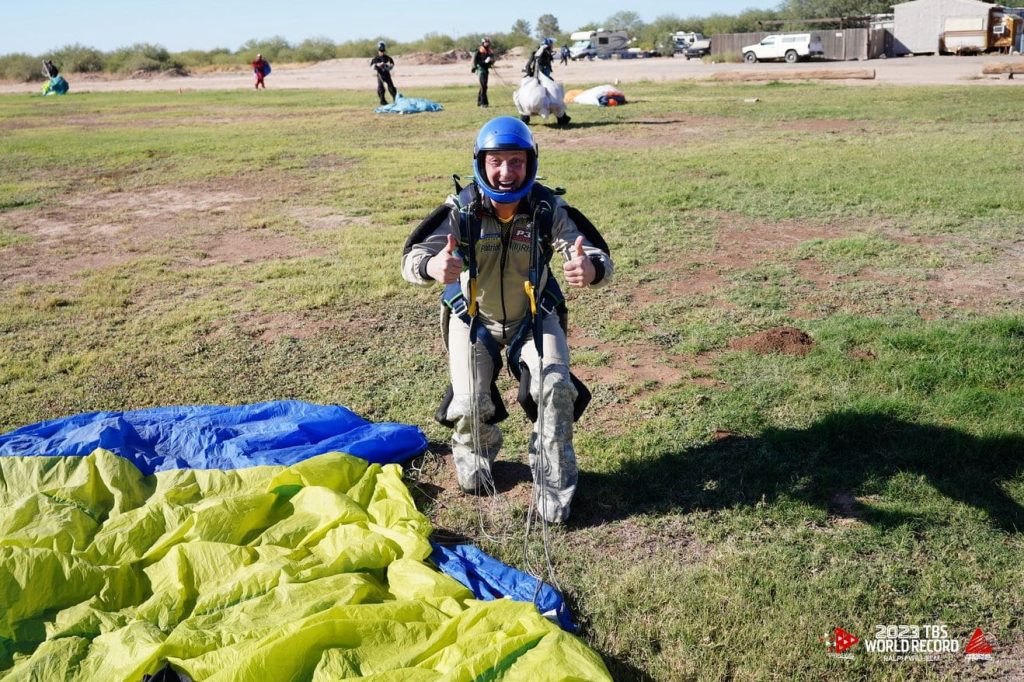 Нікопольський парашутист взяв участь у встановленні світового рекорду в Америці