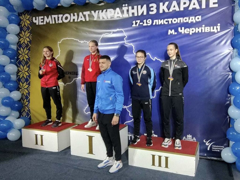 Криворожские каратистки ступили на пьедестал победителей на Чемпионате Украины