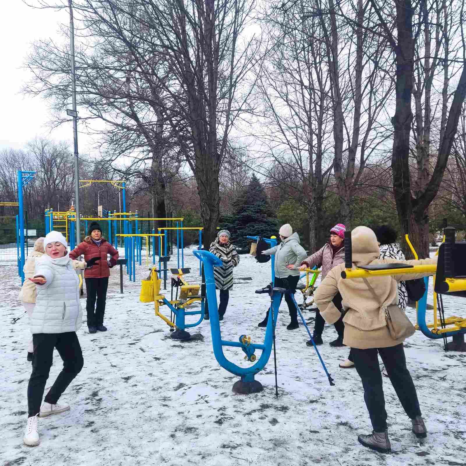 В Центральном парке Каменского прошли традиционные занятия по скандинавской ходьбе