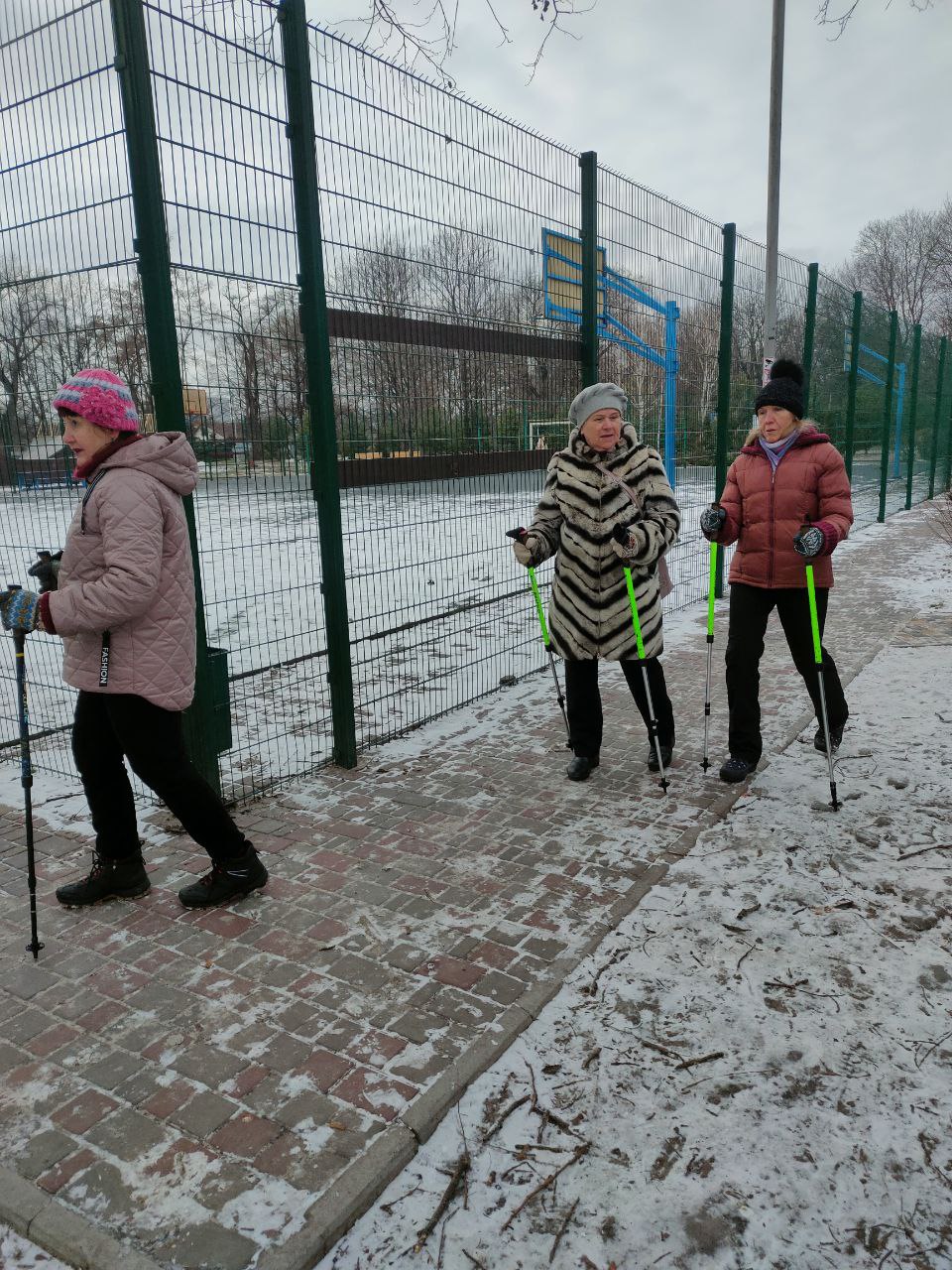 В Центральном парке Каменского прошли традиционные занятия по скандинавской ходьбе