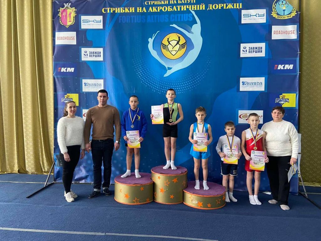 У Кам’янському пройшов чемпіонат міста зі стрибків на акробатичній доріжці