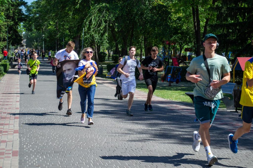 Памяти павших Героев: в Каменском прошел забег "Біжу та пам’ятаю"