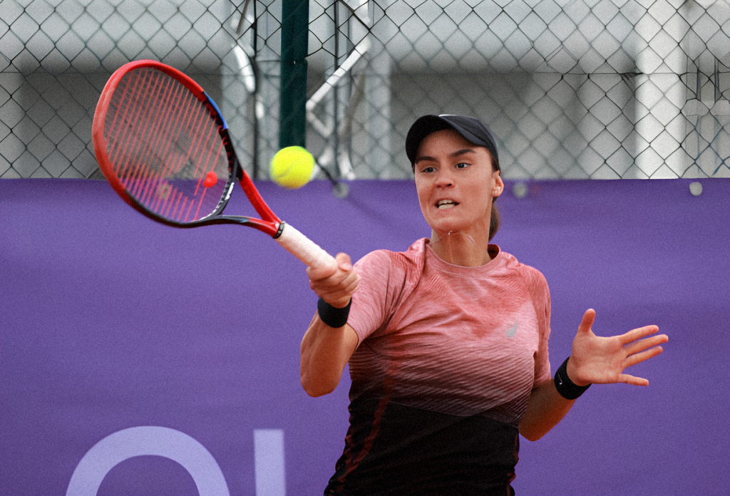 Калинина одерживает волевую победу в 2-часовом матче на WTA 500 в Страсбурге