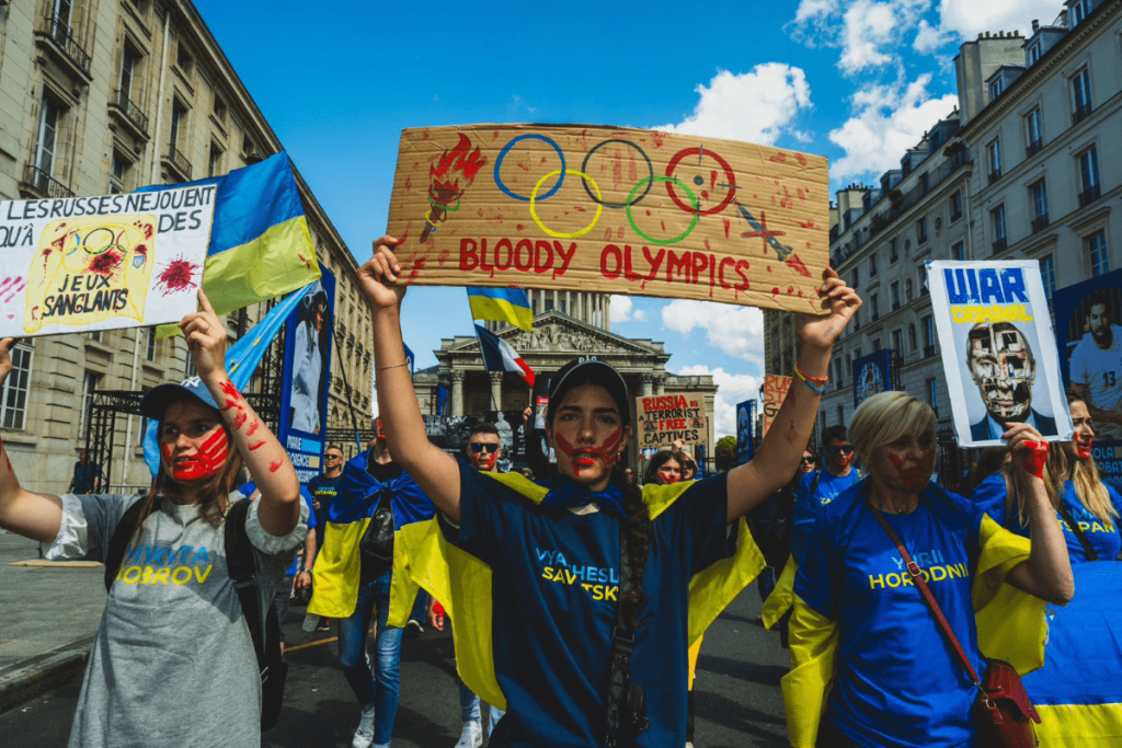 В Париже провели марш в честь погибших украинских спортсменов