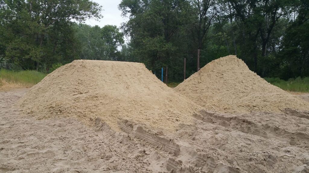 У Кам’янському оновлюють літні волейбольні майданчики