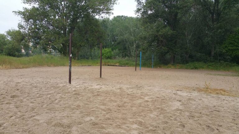 У Кам’янському оновлюють літні волейбольні майданчики