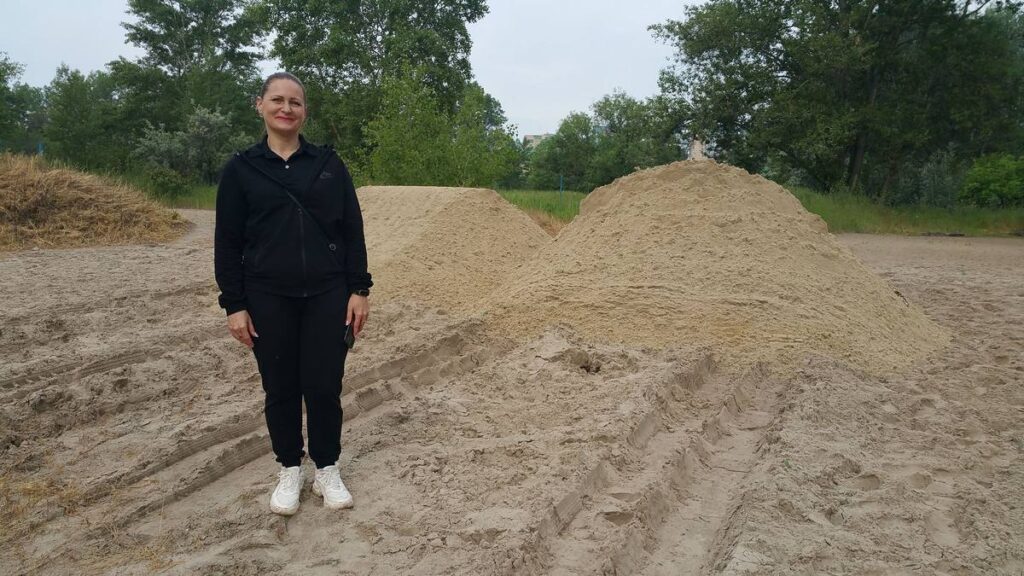 У Кам’янському оновлюють літні волейбольні майданчики