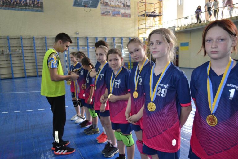 Юные гандболисты Каменского соревновались за кубок ДЮСШ №1