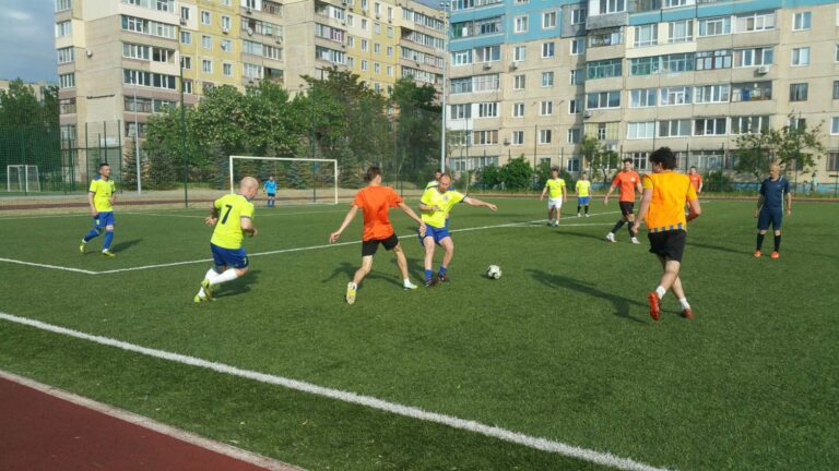 В Каменском продолжаются игры чемпионата города по футболу