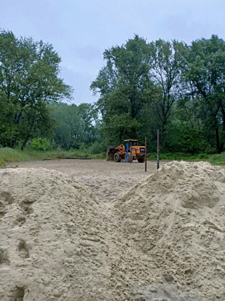 У Кам’янському оновили літні волейбольні майданчики