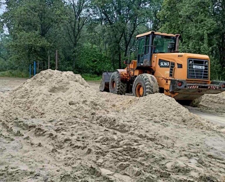 У Кам’янському оновили літні волейбольні майданчики (відео)