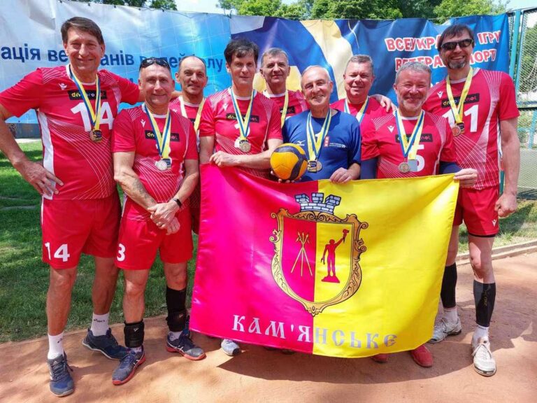 Ветераны волейбола из Каменского стали бронзовыми призерами всеукраинских соревнований