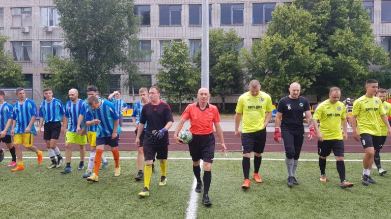 В Каменском сыграны игры первого тура чемпионата города по футболу: результаты
