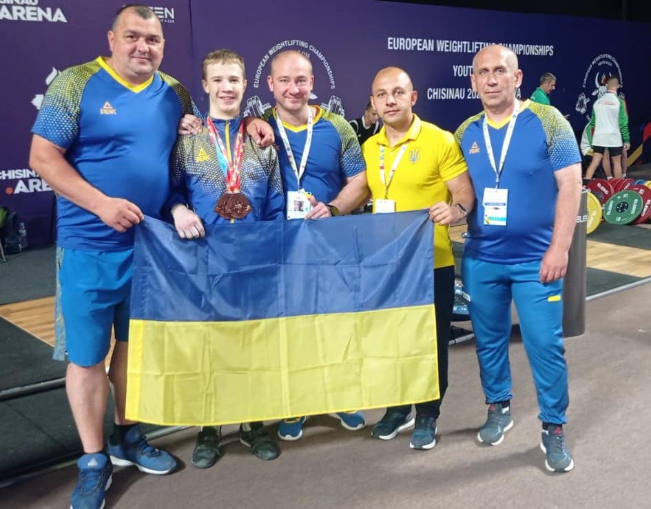 8 медалей важкоатлетів