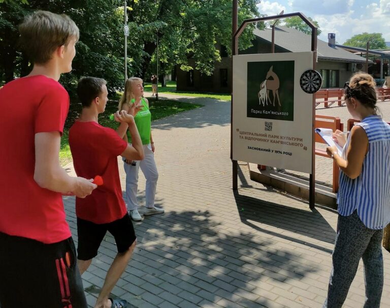 В центральном парке Каменского играли в дартс