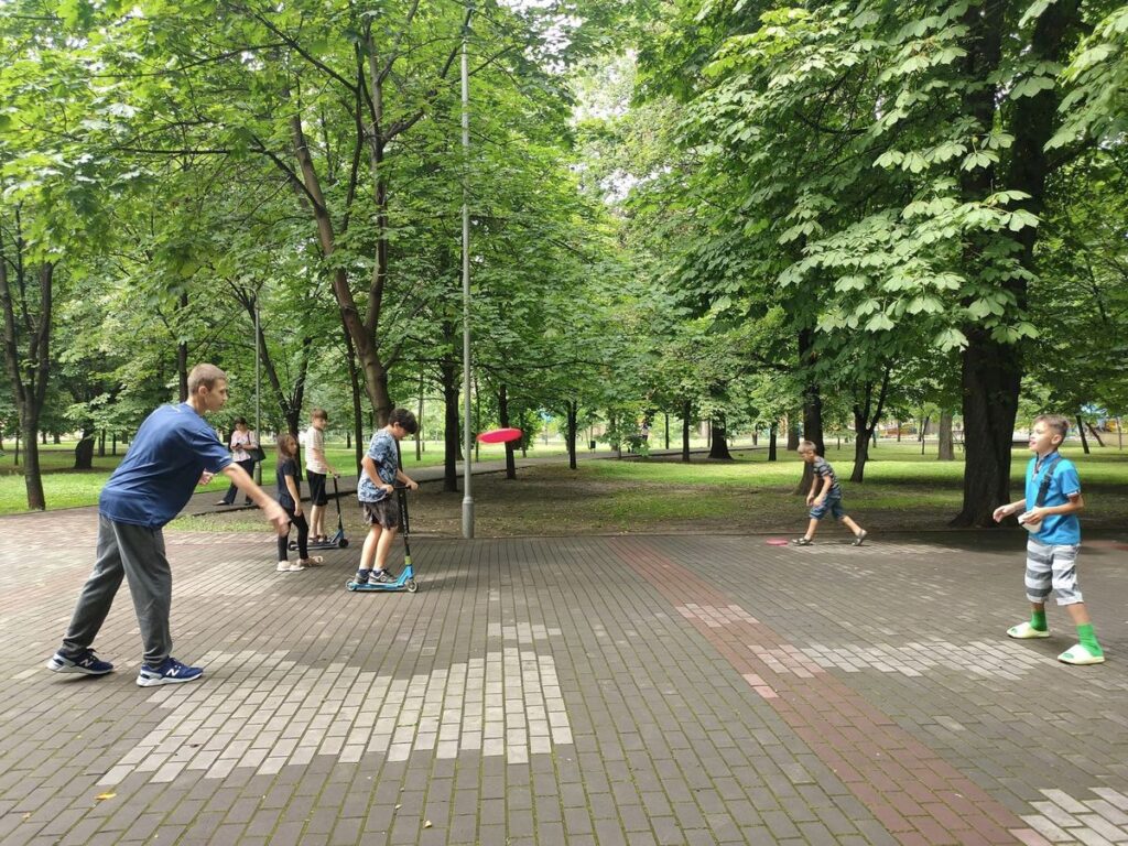 Время здоровья и спорта в Каменском: юные спортсмены попробовали игру в фрисби