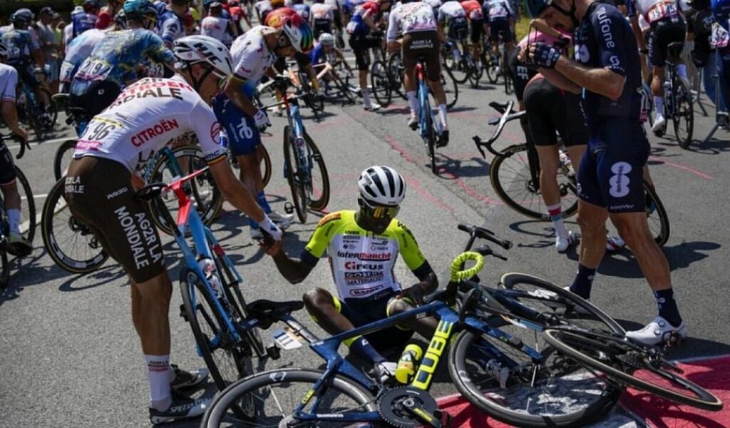 Болельщик устроил массовый завал велогонщиков на Tour de France-2023