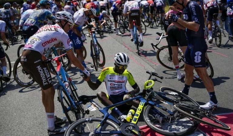Вболівальник влаштував масовий завал велогонщиків на Tour de France-2023