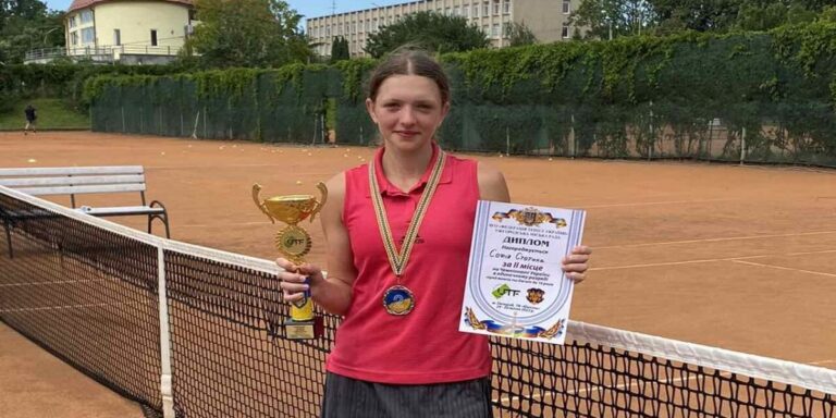 Тенісистка з Кам’янського виграла дві медалі на чемпіонаті України