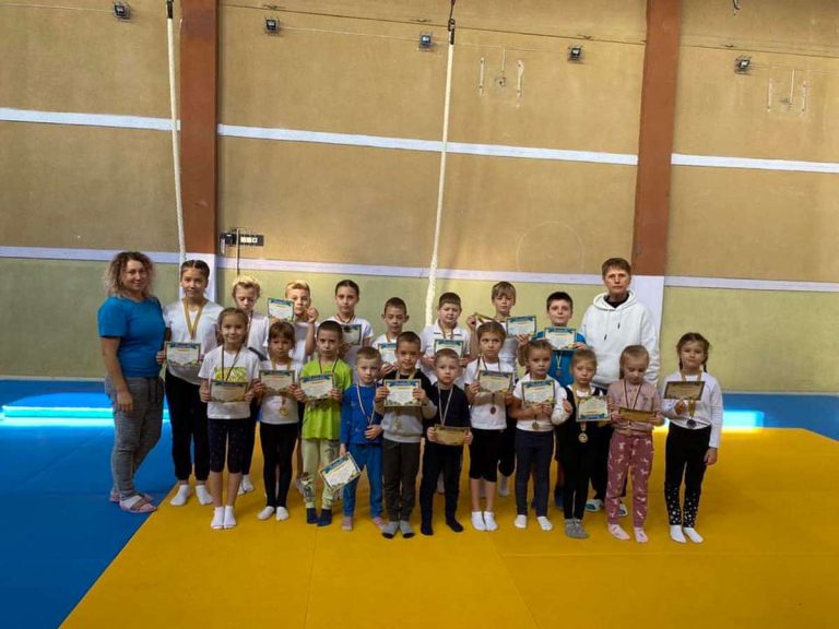 В Каменском соревновались юные акробаты