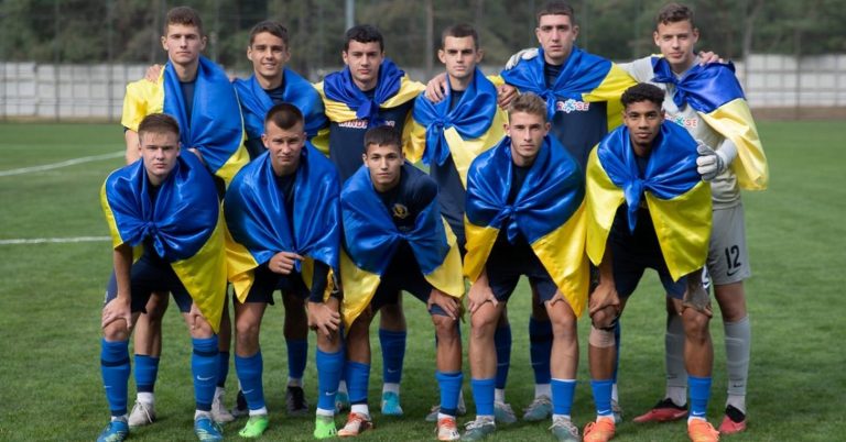 Дві юнацькі команди “Дніпро-1” вийшли в 1/8 фіналу традиційного обласного турніру
