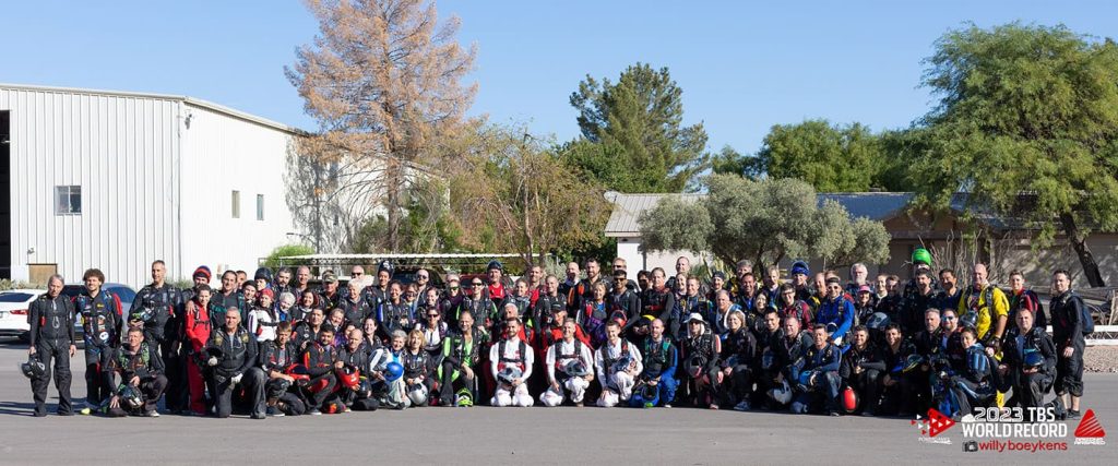 Никопольский парашутист принял участие в установлении мирового рекорда в Америке