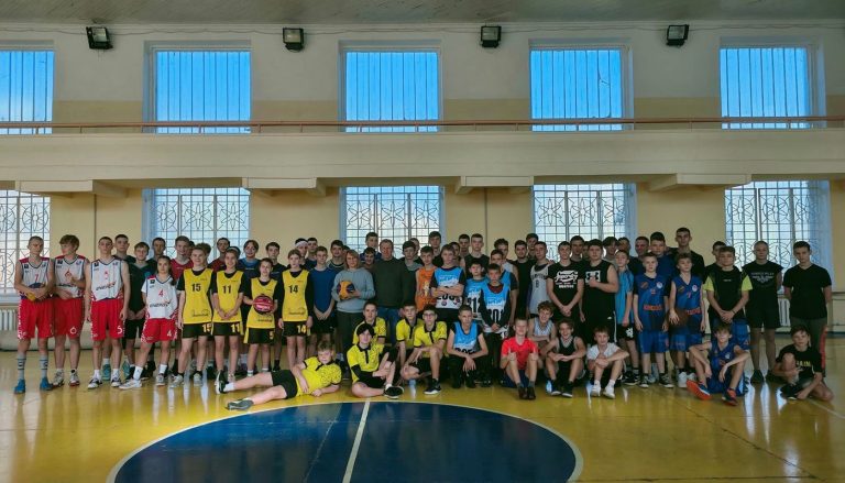 В Каменском прошел стритбольный турнир