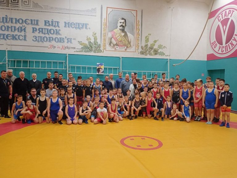 Памяти Леонида Сотника: в Каменском соревнуются греко-римляне