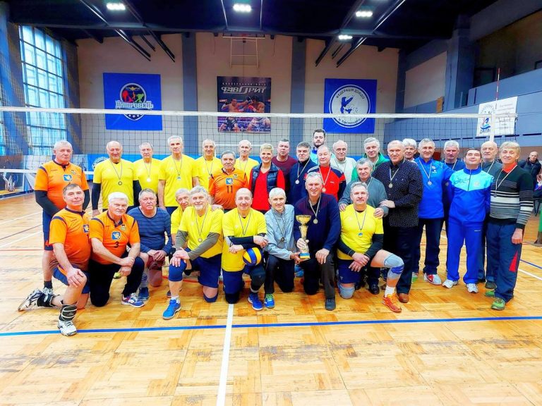 Каменские волейболисты стали серебряными призерами турнира среди ветеранов