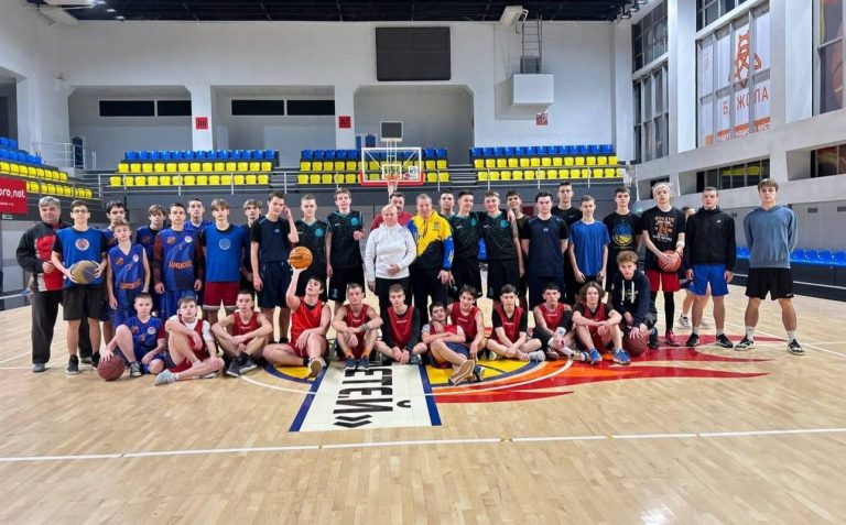 Баскетболісти Кам’янського розігрують “Кубок Миколая”