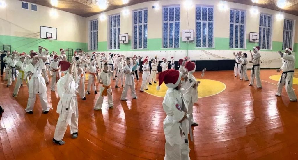 “Битва з Сантою”: каратисти Кам’янського провели передсвяткове новорічне тренування
