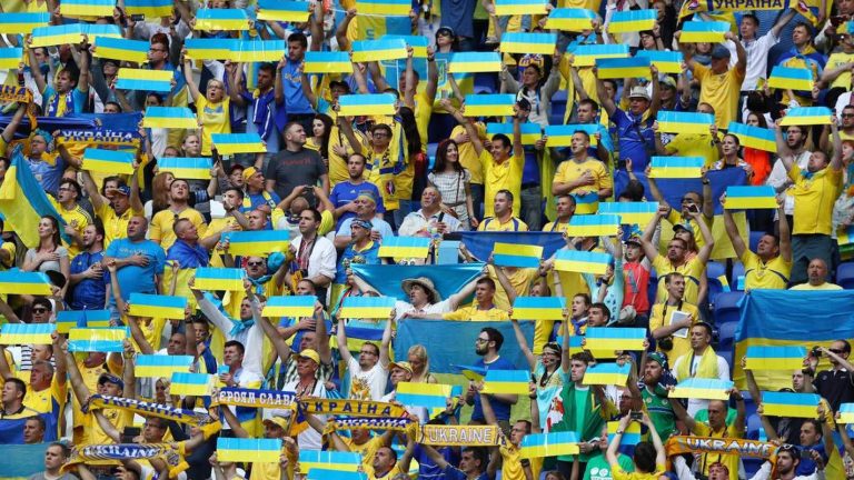 Украинские болельщики смогут вживую смотреть матчи УПЛ