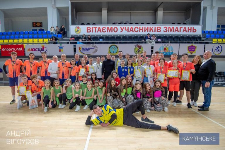 До Дня Збройних Сил України: молодь Кам’янського змагалася у марафоні зі спортивних естафет