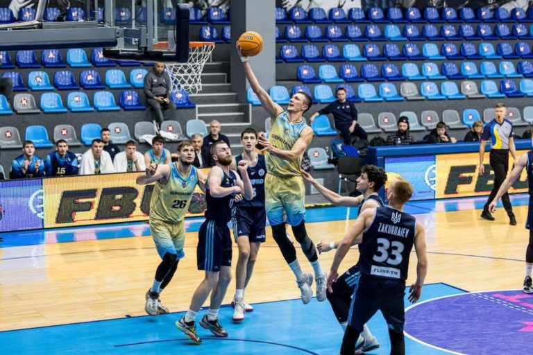 “Будівельник” завдав першої поразки “Дніпру” в поточному сезоні Суперліги