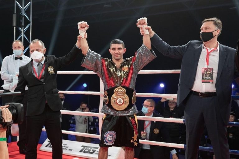 Украинский боксер Артем Далакян потерял чемпионский титул WBA, проиграв японцу Сейиго Акуйи