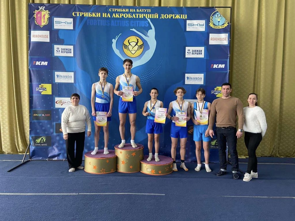 В Каменском прошел чемпионат города по прыжкам на акробатической дорожке