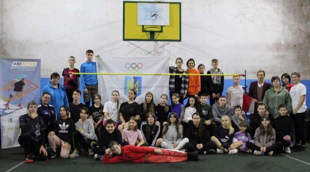 “Новорічні стрибки у висоту під музику”: кам’янські легкоатлети долучилися до обласних змагань