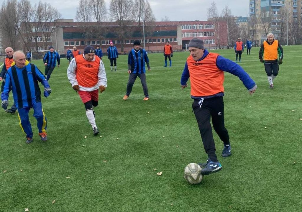 Футболісти-ветерани Кам’янського розгромили дніпрян у товариському матчі