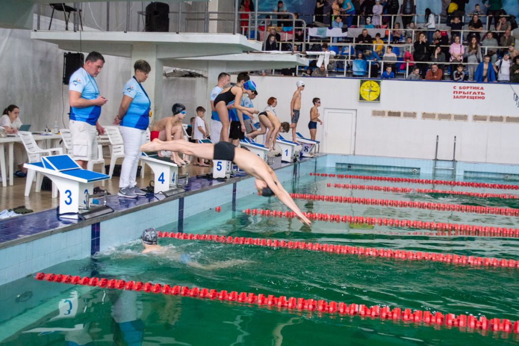 Спорт об’єднує: у Кам’янському проходить Кубок з плавання SWIM SHARKS Джуніор та благодійний ярмарок на підтримку ЗСУ