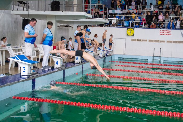 Спорт об’єднує: у Кам’янському проходить Кубок з плавання SWIM SHARKS Джуніор та благодійний ярмарок на підтримку ЗСУ