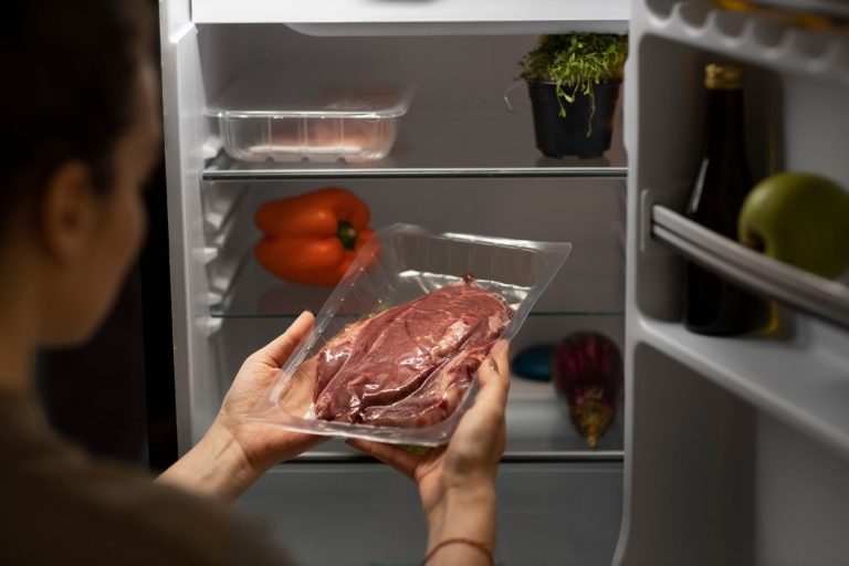 Свіжість та безпека: приберіть ці продукти з вашого холодильника