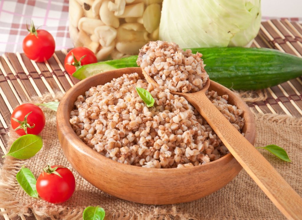 Ешьте гречку правильно: продукты, которые нейтрализуют ее пользу