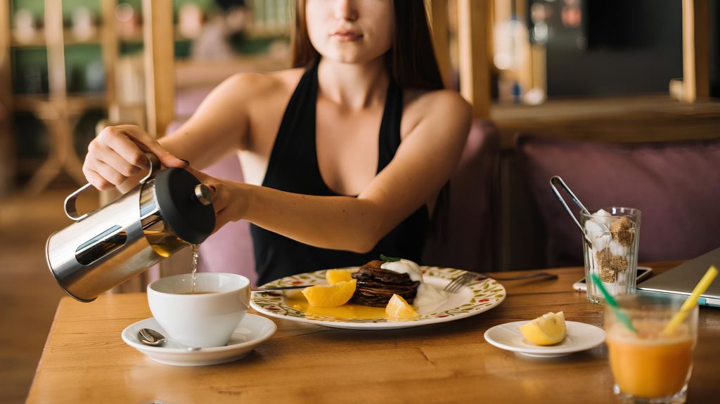Не ризикуйте фігурою: продукти, які не можна запивати кавою та чаєм