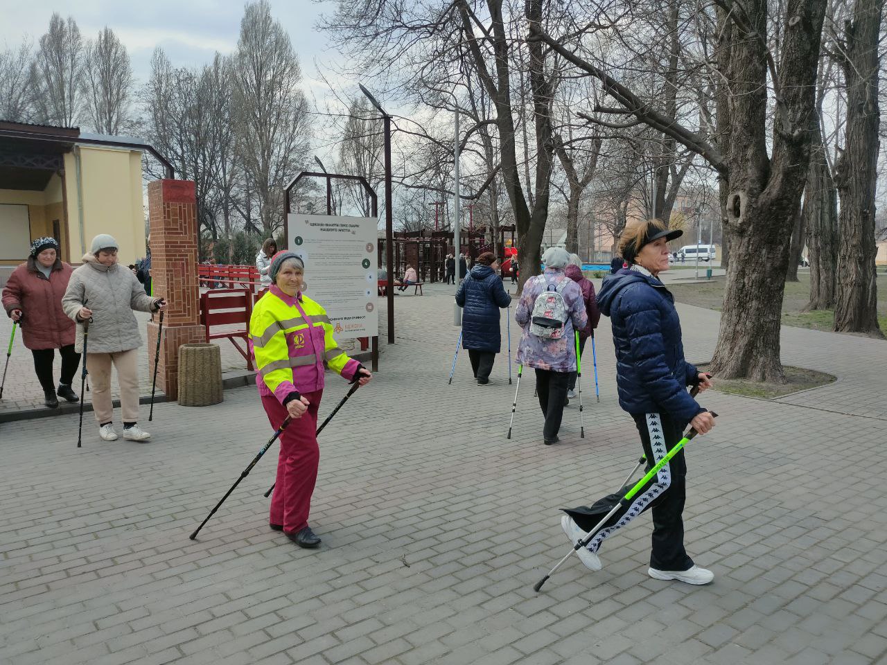 В Каменском прошли традиционные занатья группы "Активное долголетие"