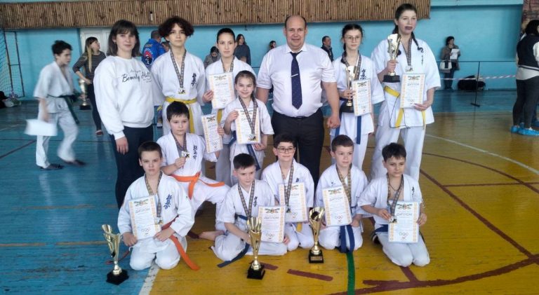Каменские каратисты завоевали 11 наград чемпионата Кривого Рога